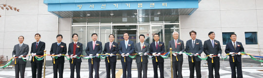 왼쪽 여섯번째부터 윤지섭 첨단방사선연구소장, 송하진 전북도지사, 김종경 한국원자력연구원장, 김생기 정읍시장, 이명철 한국과학기술한림원장 등이 22일 오후 전북 정읍 첨단방사선연구소에서 열린 '방사선기기 팹센터' 준공식에 참석해 기념촬영을 하고 있다.    원자력연 제공